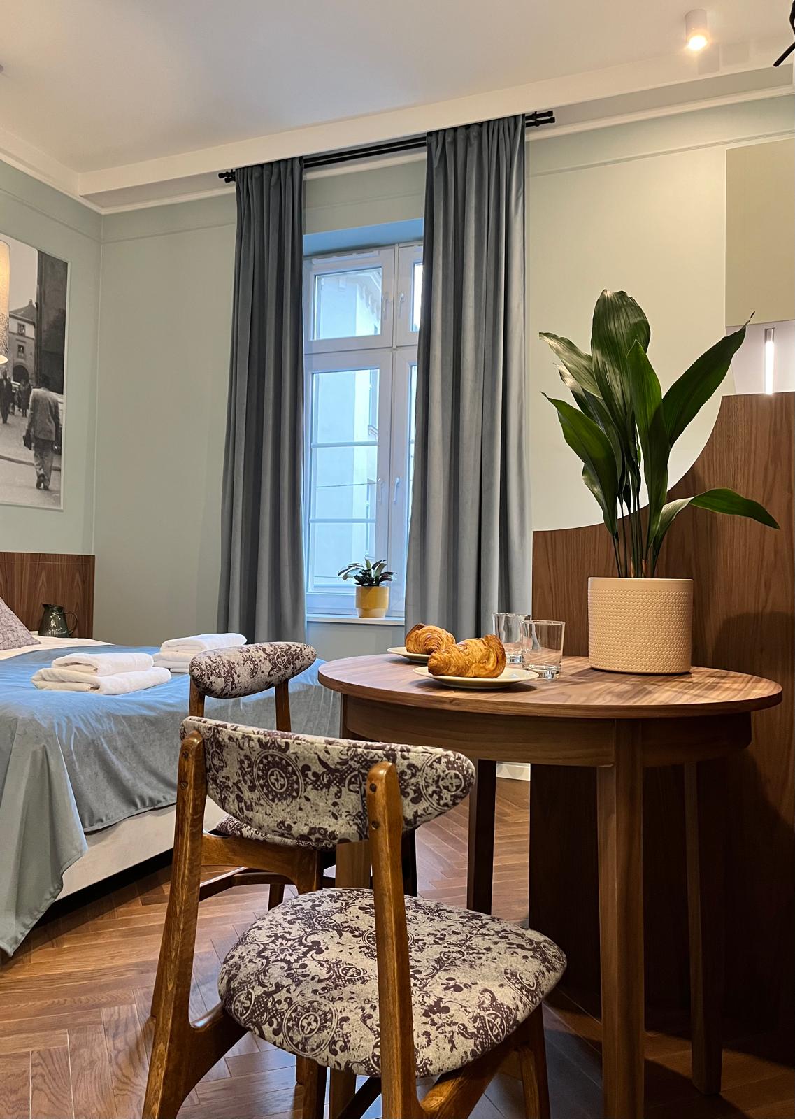 Malowanie jadalni Kraków - szałwiowe ściany i białe sztukaterie